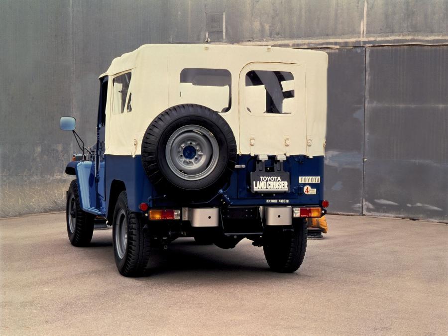  Toyota Land Cruiser 40 Canvas Top 1979 года  (фото 3 из 5)